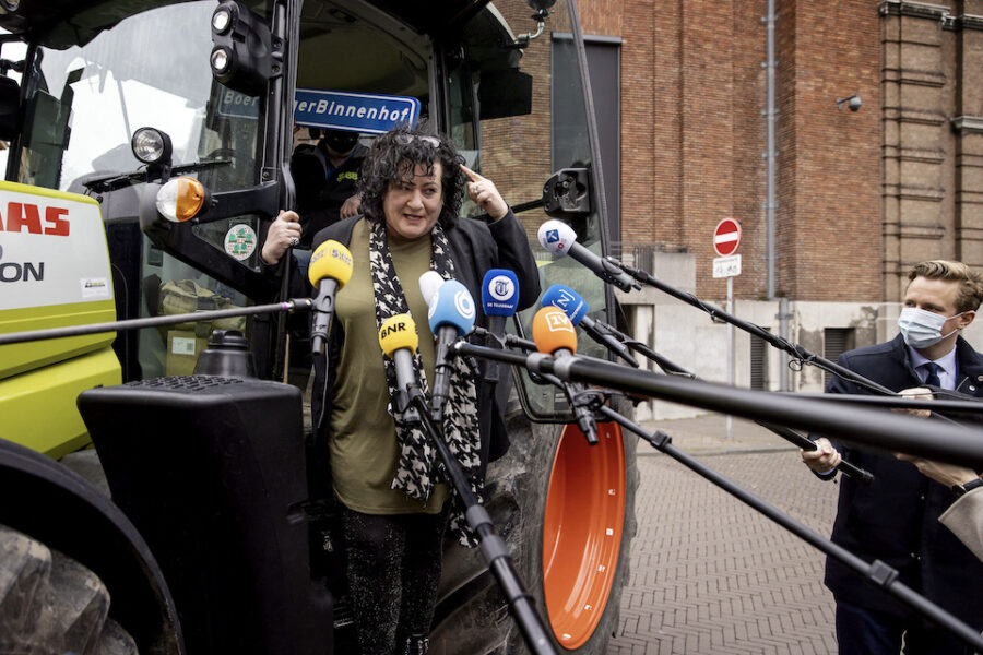 Caroline van der Plas van de BBB met de tractor naar het binnenhof in Den Haag.