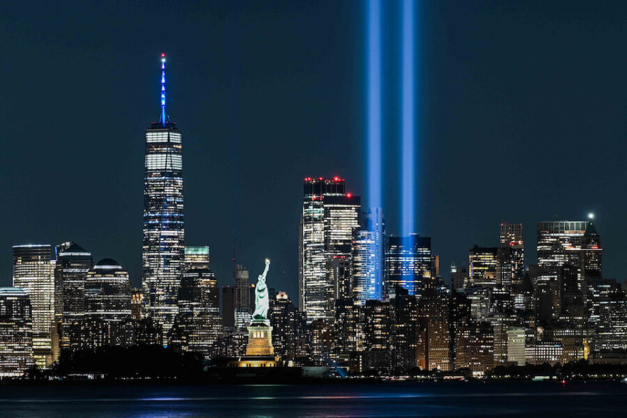 11 september 2021, twee lichtbakens herdenken de WTC torens.