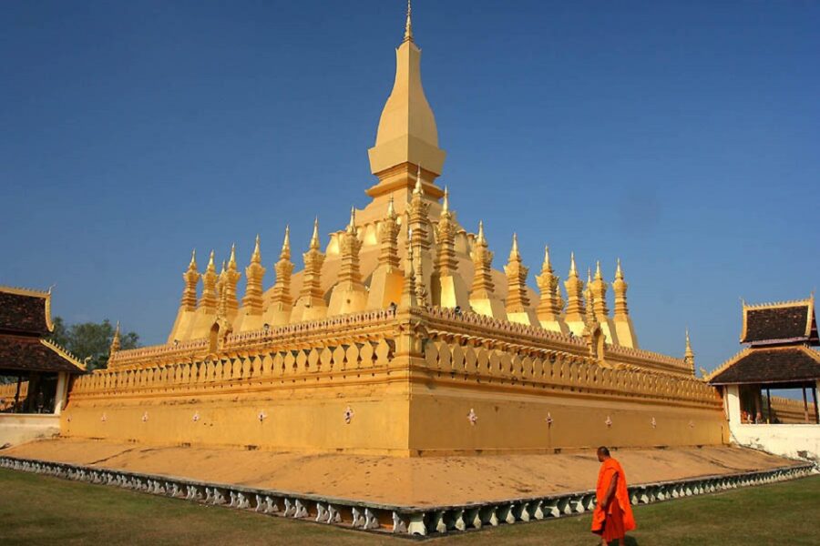 Het Chinese beeld zou onder meer de beroemde stupa Pha That Luang overschaduwen.