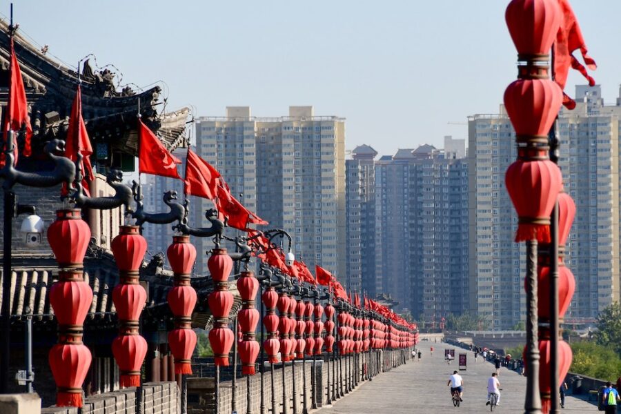 Rode vlaggen wapperen op de oude stadswallen van Xi’an.