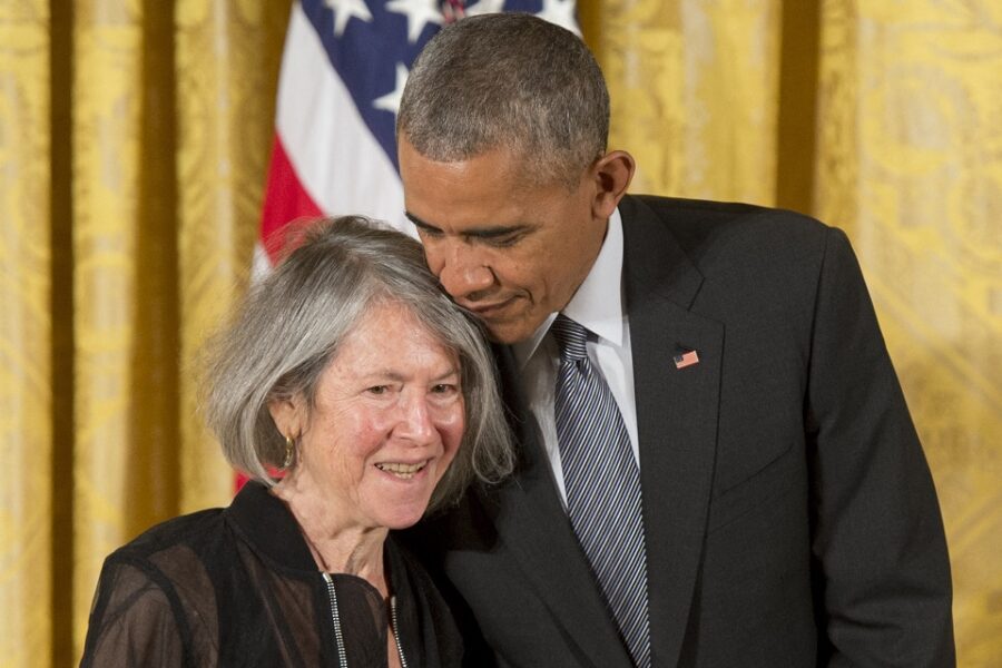 Laureate 2020 Louise Glück, hier in 2015 naast Barack Obama.