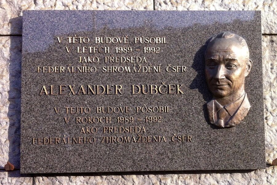 Gedenksteen voor Dubcek in Praag.