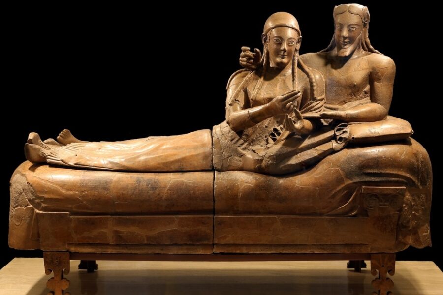 De sarcofaag van het glimlachende echtpaar uit de Romeinse Villa Giulia.