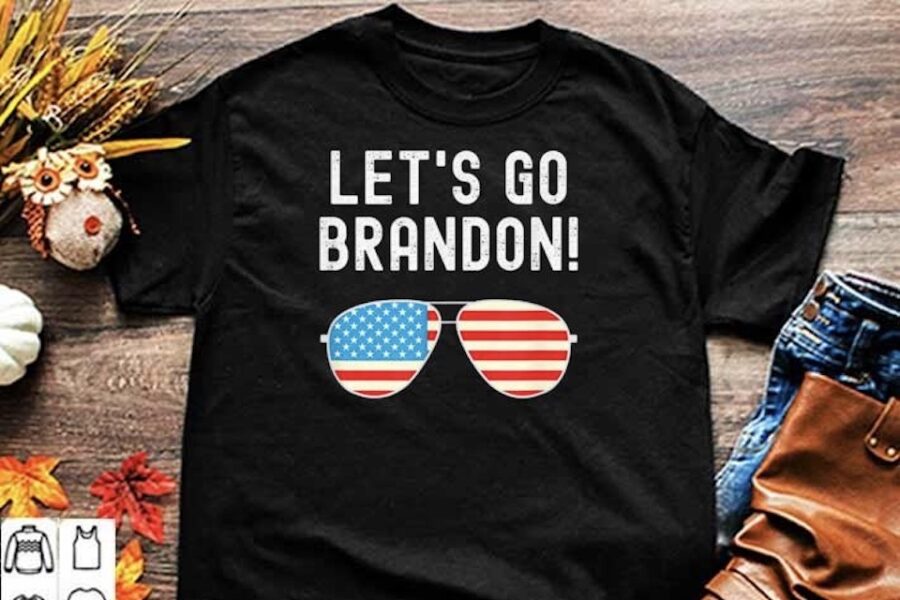 T-shirts, petjes en gadgets: ‘Let’s go Brandon’ is overal.