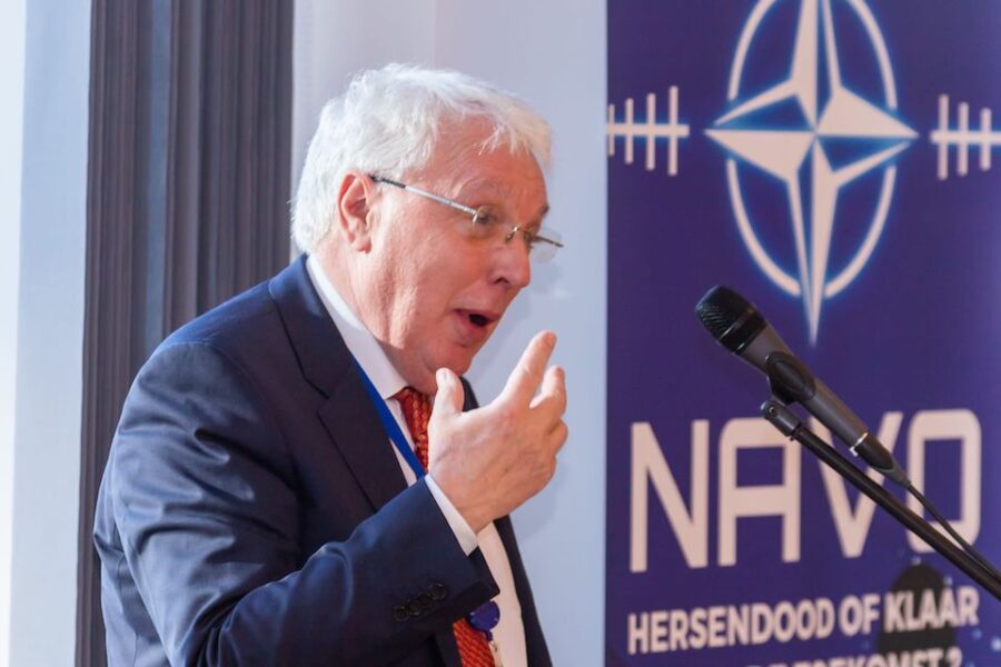 Jamie Shea bij de persvoorstelling in het NAVO hoofdkwartier