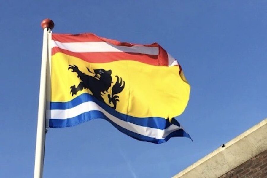 De vlag van Zeeuws-Vlaanderen, waar de overheid adviseert om vroeger op café te
gaan.