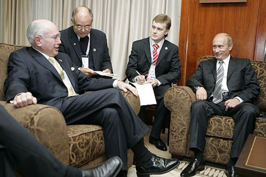 Van links naar rechts: Australische premier John Howard, Pyotr Patrushev, een
collega-tolk en Russisch president Vladimir Poetin.