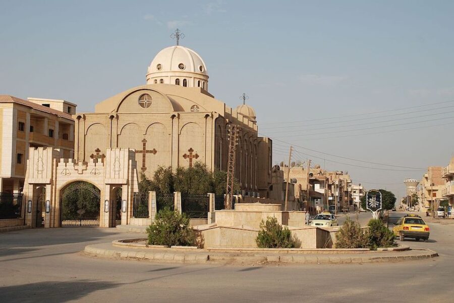 Zicht op Al Hassakeh in Syrië, met Armeense kerk.
