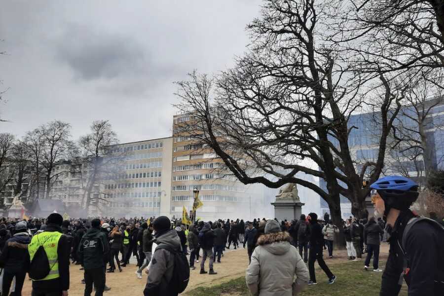 Veel openlijk gemaskerden en anarchisten terwijl de toespraken in het Jubelpark
nog bezig waren.