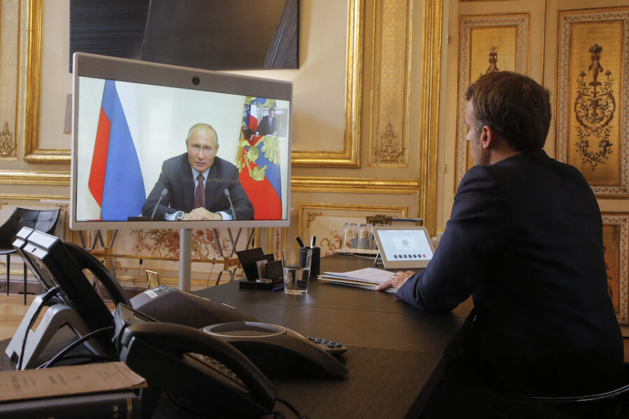 Macron, deze zomer nog in videoconferentie met Poetin.