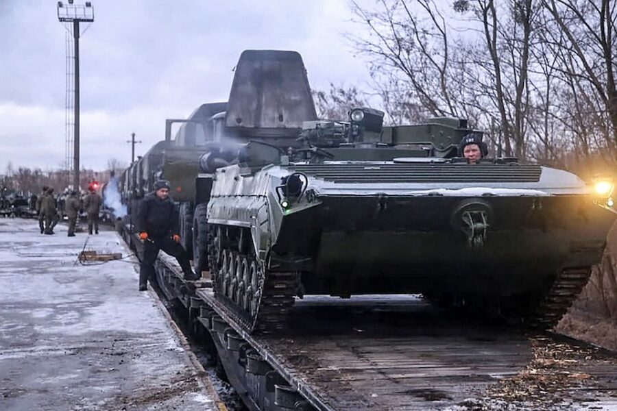 Opbouw van Russische troepen en materiaal via naburig Belarus.