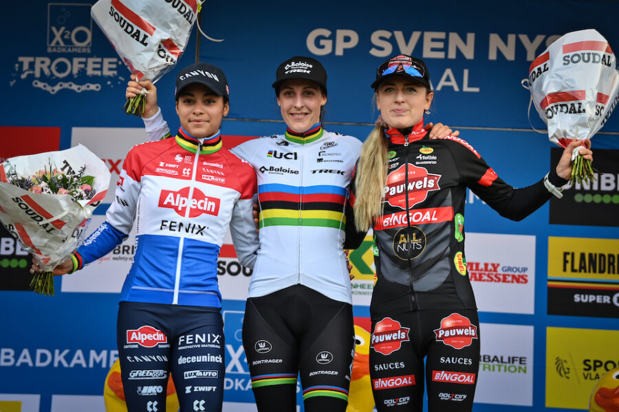 Vlnr.: Ceylin Del Carmen Alvarado, Lucinda Brand en Denise Betsema in Baal op
het podium na de GP Sven Nys op 1 januari 22.