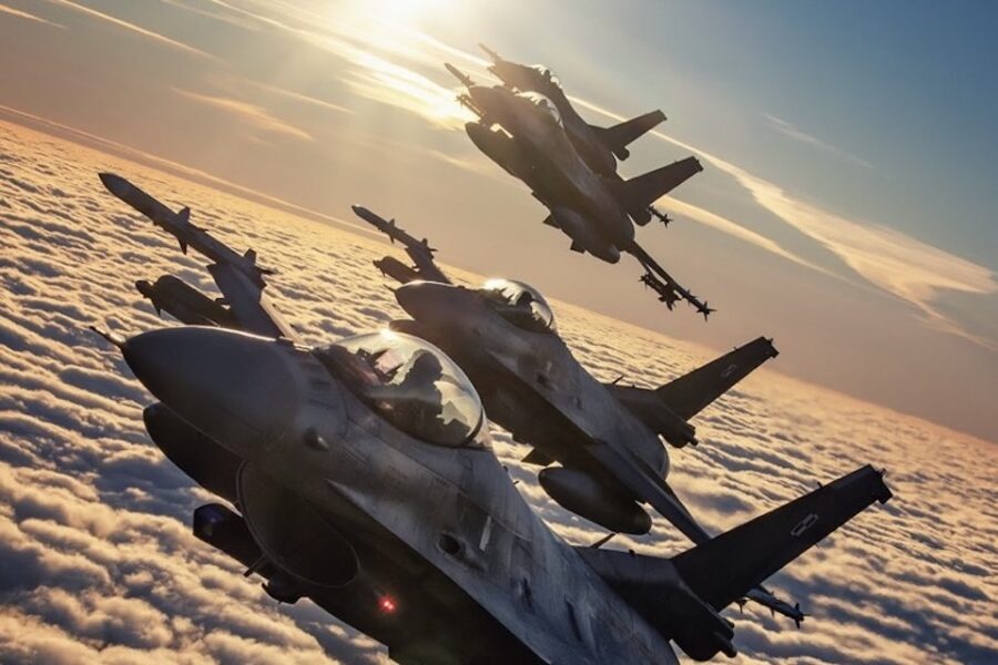 Onze F16’s patrouilleerden deze week samen met de Polen in het Baltische
luchtruim. Vanwege de Russische dreiging houden we de oostgrens van het NAVO
bondgenootschap extra scherp in de gaten.