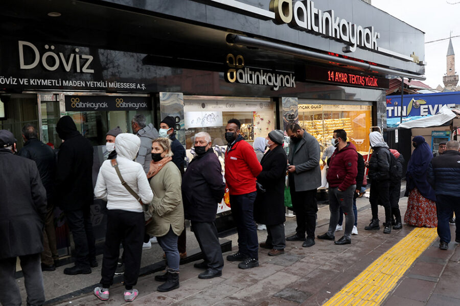 Turken staan in de rij om lira om te wisselen voor dollars.