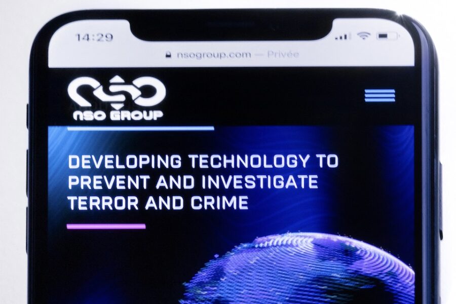 Het Israëlische bedrijf NSO ontwikkelde de Pegasus Spyware die smartphones
afluistert.