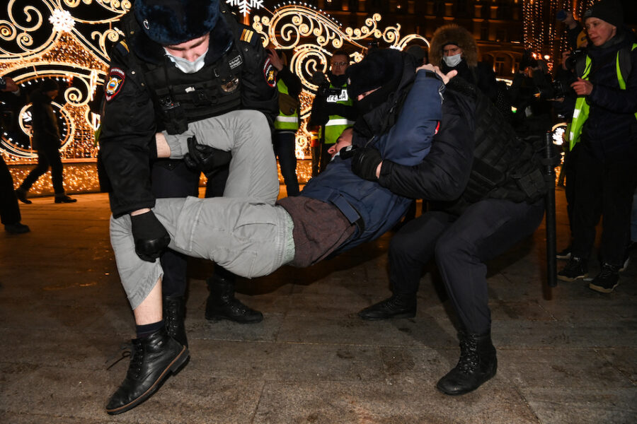 Demonstranten tegen de oorlog in Oekraïne worden hardhandig opgepakt in Moskou.