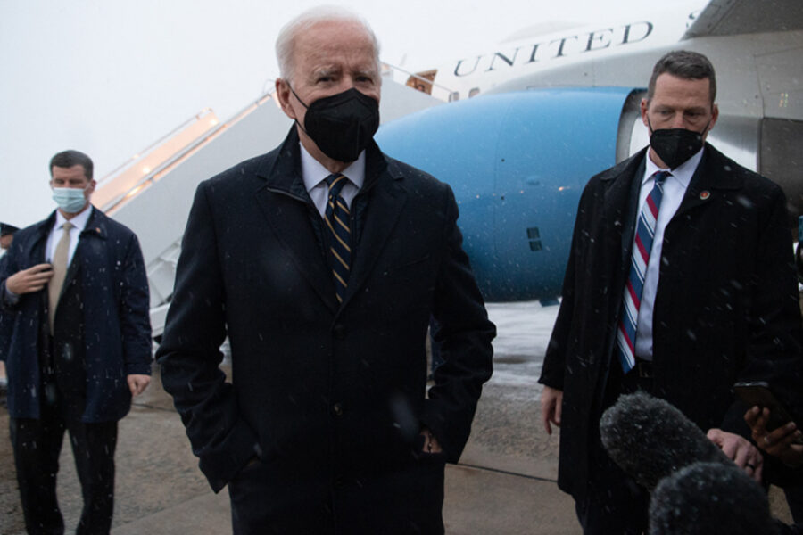 Joe Biden deelt mee dat hij troepen naar Oekraïne zal sturen.