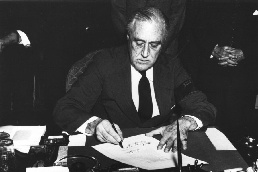President Roosevelt tekent de oorlogsverklaring aan Japan. Het isolationisme
werd voorgoed ten grave gedragen.