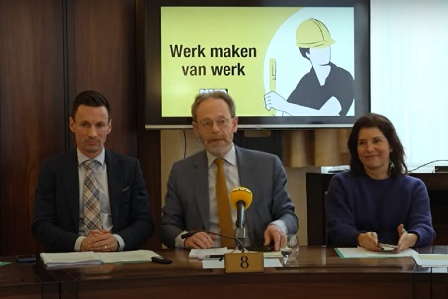 Bjorn Anseeuw, Peter De Roover en Valerie Van Peel stellen de N-VA-arbeidsdeal
voor.