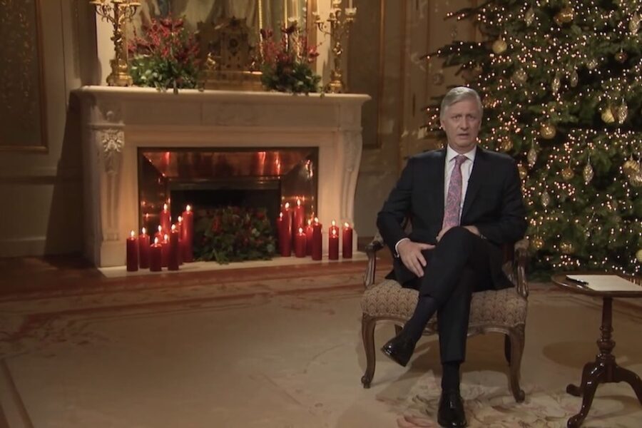 Zelfs in het koninklijk paleis proberen ze zich met kaarsen warm te houden…