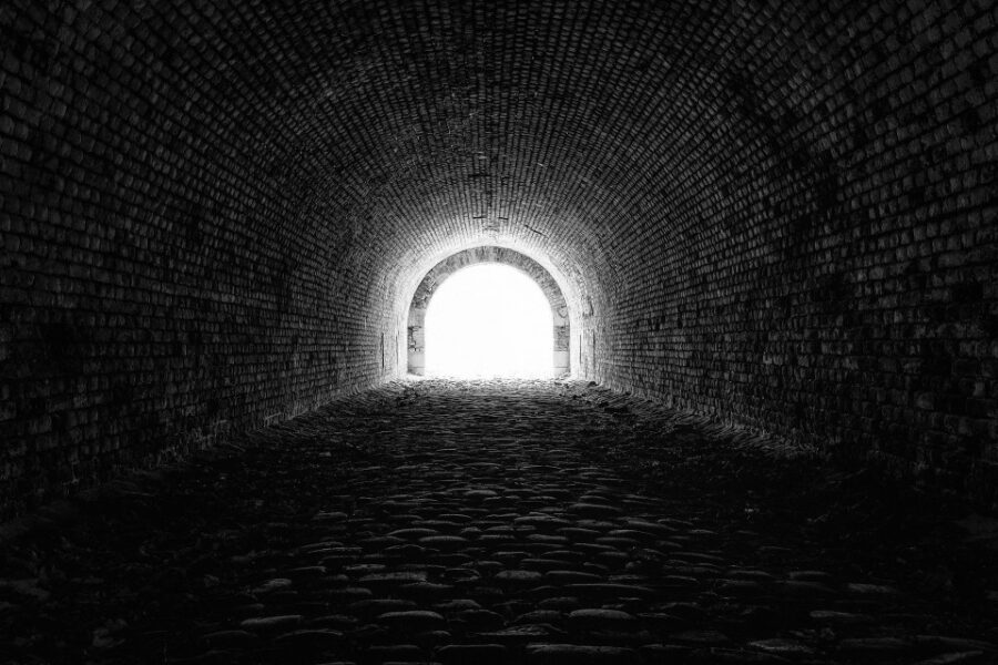 Is het licht aan het einde van de vrijheidsbeperkende corona-tunnel al in zicht?