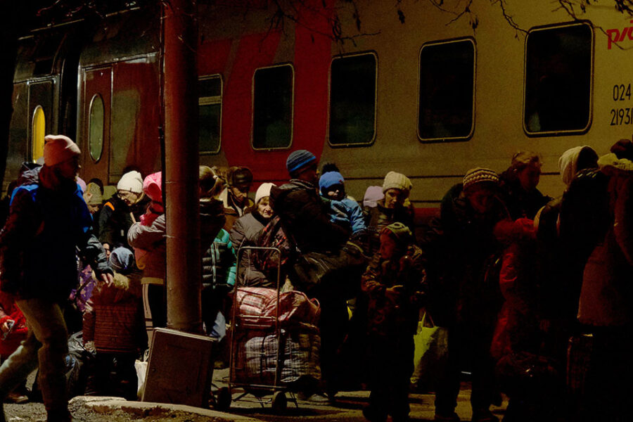 Inwoners van Donetsk nemen met de trein de vlucht richting Rusland.