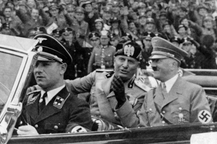 Munchen, 1937. Adolf Hitler (r) met de Italiaanse dictator Benito Mussolini.