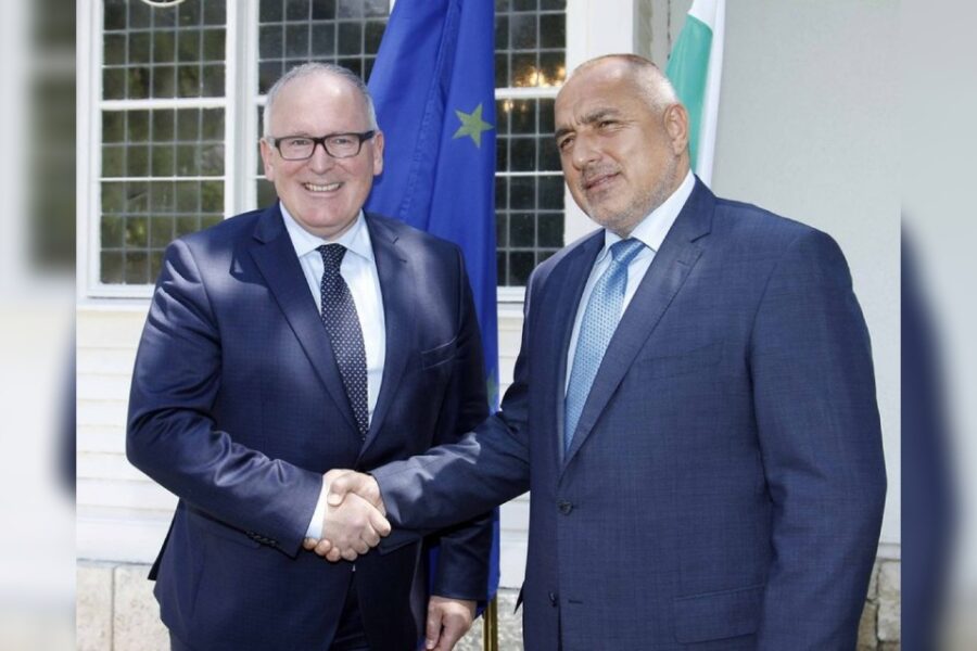 Ex-premier Bojko Borissov van Bulgarije in 2015 toen nog dikke maatjes met
Eurocommissaris Frans Timmermans na het afspreken van juridische samenwerking.