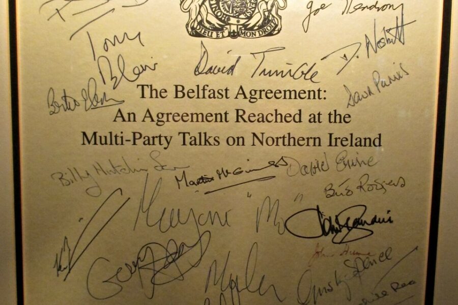 Een ondertekende versie van het Goedevrijdagakkoord. Zoek de handtekening van
Martin McGuinness, maar zoek vergeest die van Ian Paisley. De DUP verzette zich
tegen het Goede Vrijdag-akkoord.