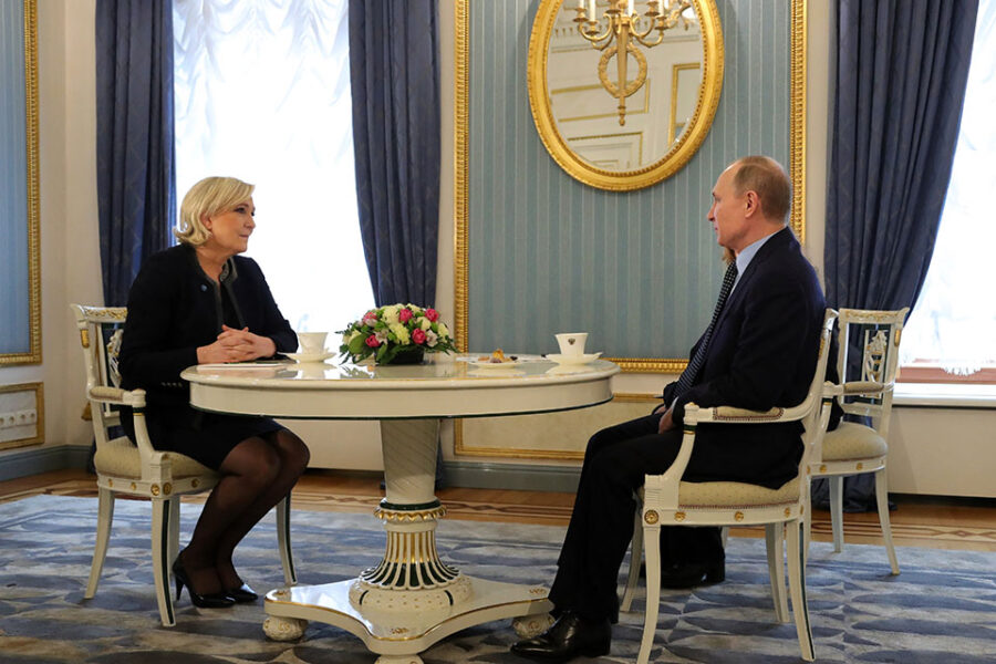 Een beeld uit 2017. Marine Le Pen op bezoek in het Kremlin bij Vladimir Poetin.