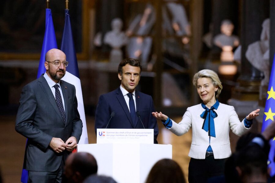 Charles Michel, Emannuel Macron en Ursula von der Leyen na de Europese top in
Versailles, vrijdag 11 maart 2022.