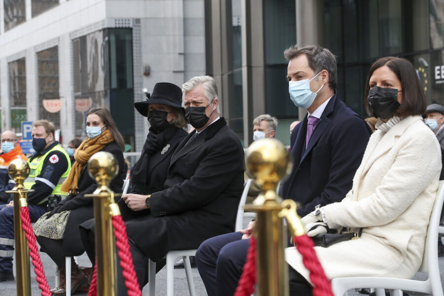 Van links naar rechts: Koningin Mathilde, Koning Filip, premier De Croo en
echtgenote Annik Penders op de herdenking van de aanslagen van 22 maart 2016.