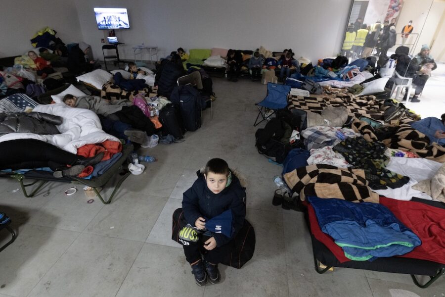 Oorlogsvluchtelingen wachten in een transitkamp in Polen tot ze naar de Benelux
kunnen.