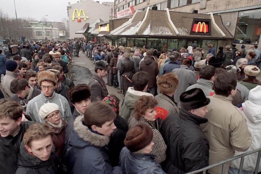 Gedaan met urenlang aanschuiven bij McDonald’s, symbool van het Westen.