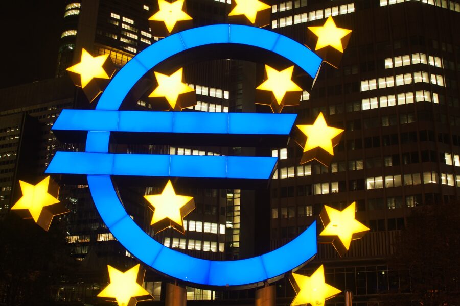 Het Euro symbool bij de ECB in Frankfurt. Straks digitaal en programmeerbaar
voor totalitaire controle?