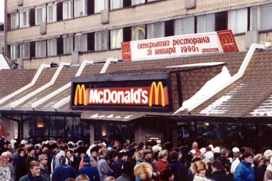 In 1990 opende de eerste Mc Donald’s in Moskou. Met lange wachtrijen. Het
verlangen naar het Westen was groot.