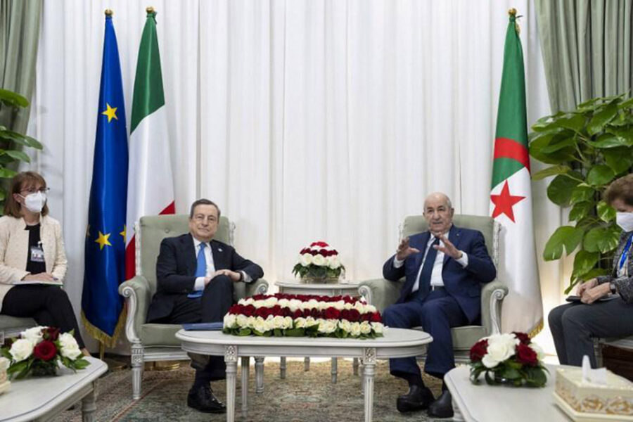 De Italiaanse eerste minister Mario Draghi (links) met de Algerijnse president
Abdelmadjid Tebboune.