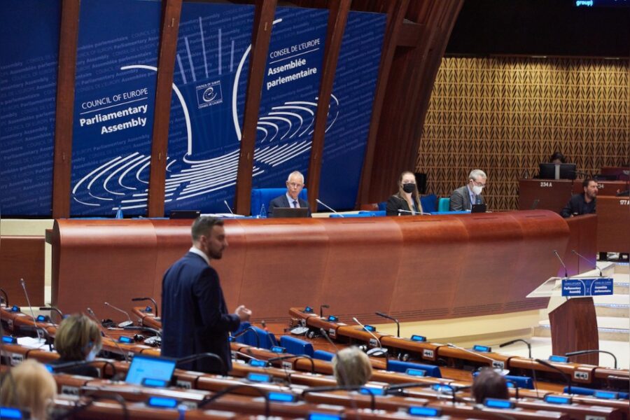 De lentesessie van de Parlementaire Assemblee van de Raad van Europa in
Straatsburg stemde een resolutie om een oorlogstribunaal in Straatsburg op te
richten.