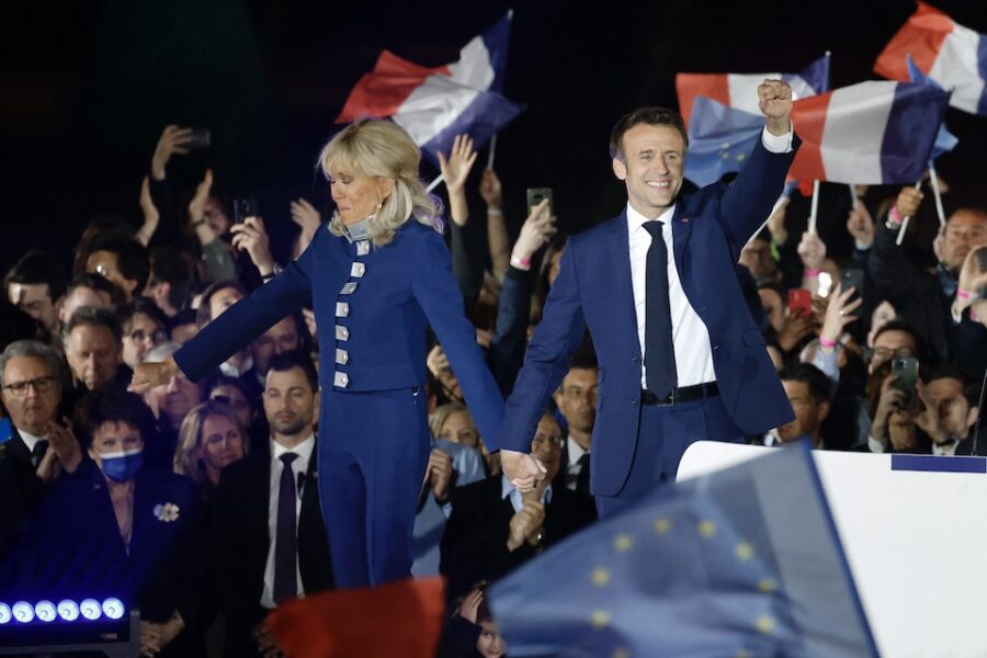 Een triomfantelijke Macron op de Champs de Mars zondagavond.