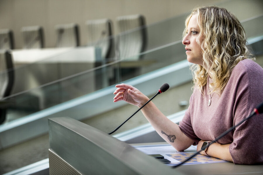 Freya Perdaens, Vlaams parlementslid en moeder met kind in crèche.