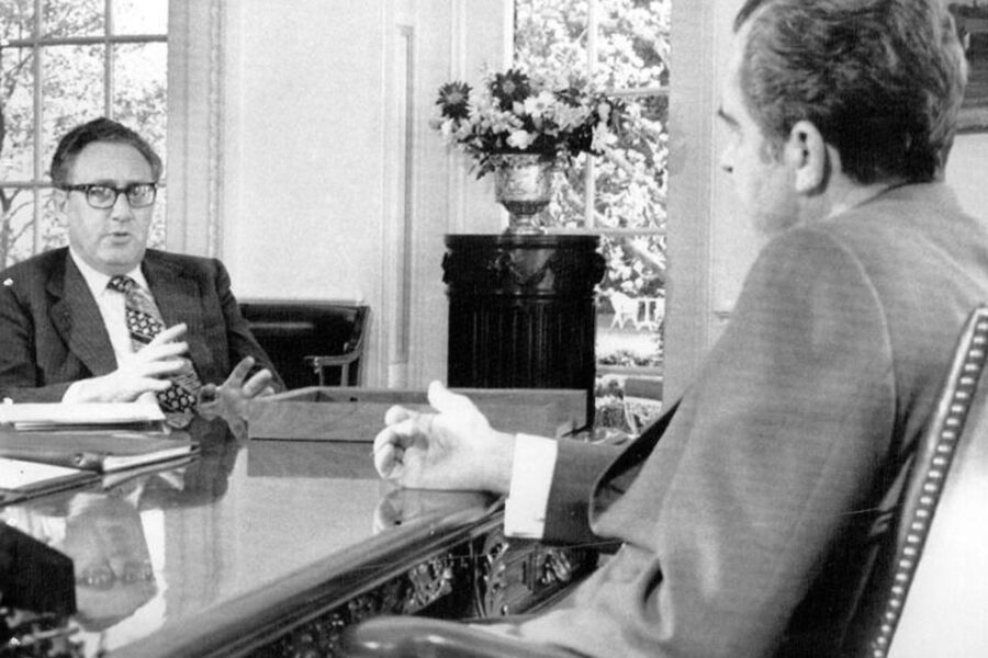 
President Nixon (rechts) in gesprek met Henry Kissinger.