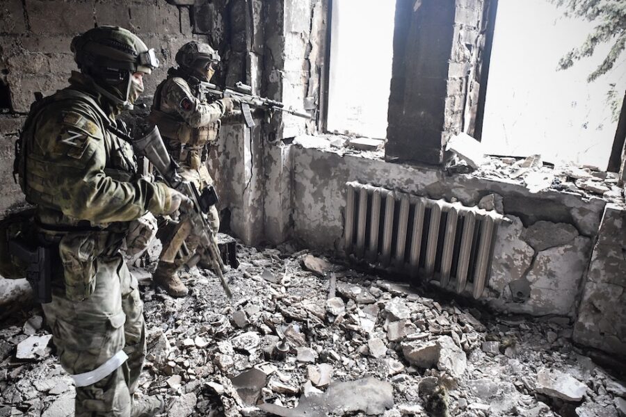 Russische soldaten in de ruïnes van het gebombardeerde theater van Marioepol
