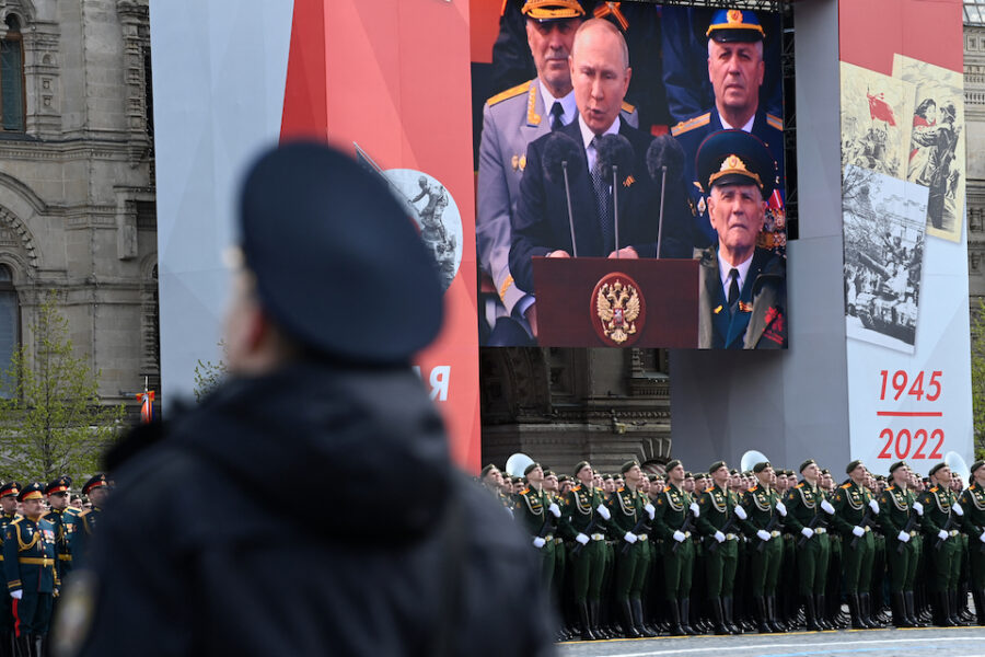 Via een groot scherm volgen soldaten de 9 mei toespraak van Poetin op het Rode
Plein in Moskou