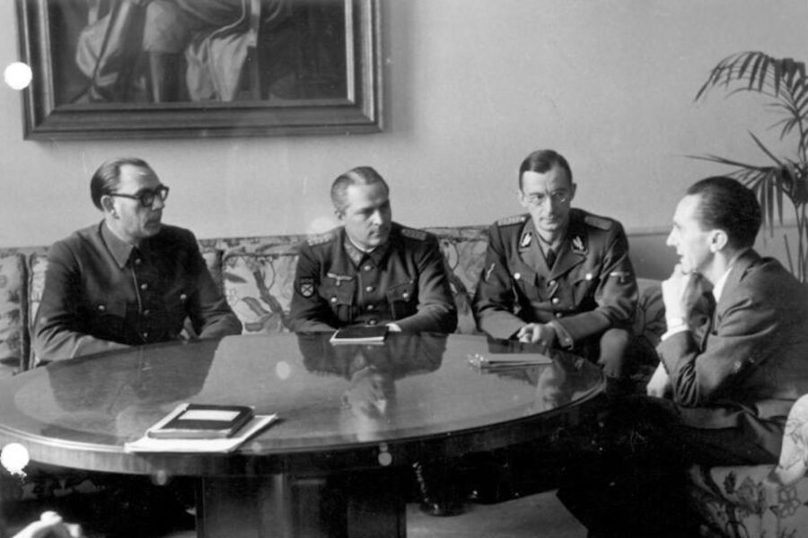 Vlassov (helemaal links) in gesprek met Goebbels