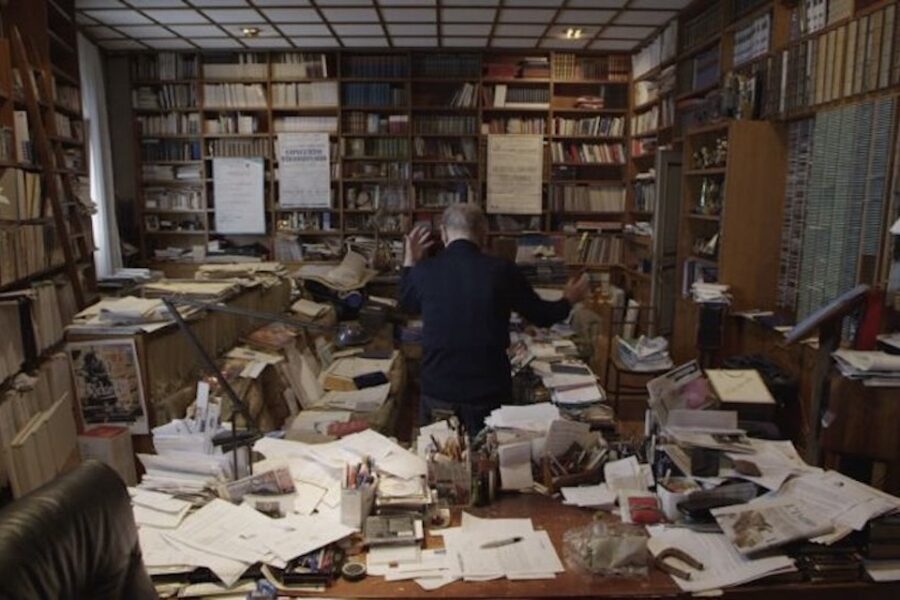 De geniale Ennio Morricone in zijn werkkamer