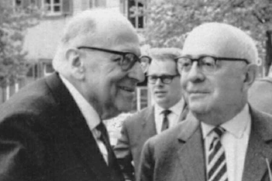 Volgens Horkheimer (l.) en Adorno (r.) herbergde de zoektocht naar
wetenschappelijke objectiviteit een verkapt superioriteitsstreven. Via de
kritische theorie konden zij waarheidsstrevingen ‘ontmaskeren’ — dus
terugbrengen tot relativisme.