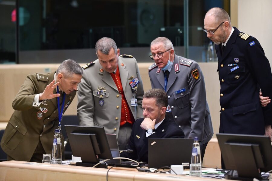 Op 18 mei kwam het European Union Military Committee (EUMC) samen in Brussel. De
Europese Commissie beloofde geld aan de topmilitairen.