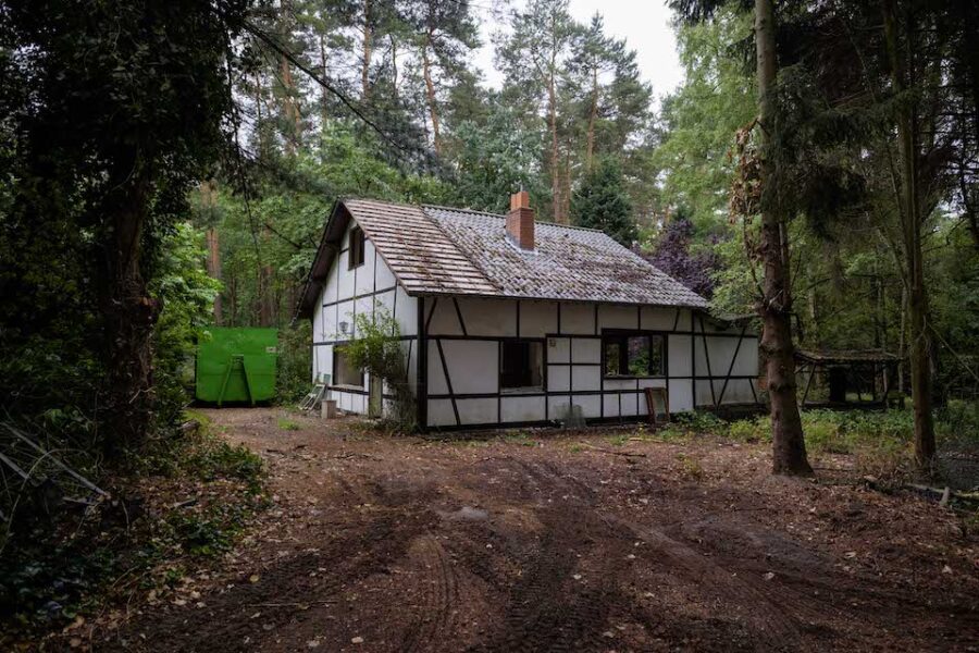 Schrijven is: je afzonderen van de wereld, je opsluiten in een huis vol boeken
in het midden van een bos. Het huis van Brouwers werd in 2017 afgebroken wegens
zonevreemd.