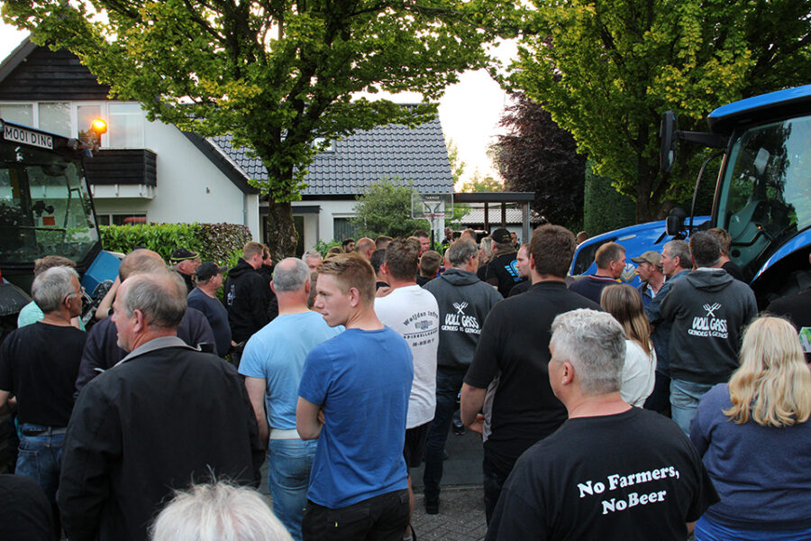 Boeren protesteren voor de woning van ‘stikstofminister’ Van der Wal.