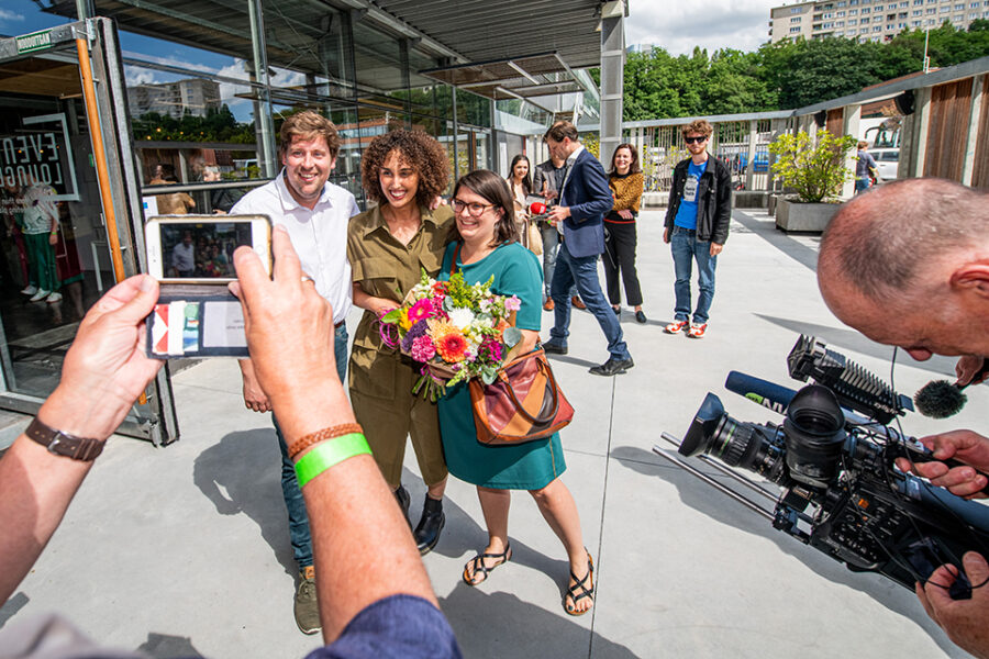 Groen-voorzitters Jeremie Vaneeckhout en Nadia Naji, samen met Marthe Gousseau,
de echtgenote van Vaneeckhout.
